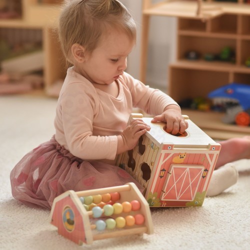 Boczny kadr stodoły TOOKY TOY — detal drewnianego dachu, zawiasów i uchwytu do przenoszenia