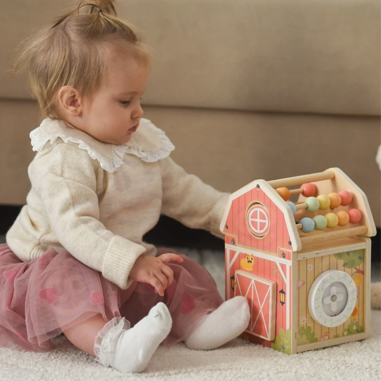 Zbliżenie na liczydło i koraliki w drewnianej stodole — element edukacyjny Montessori od TOOKY TOY