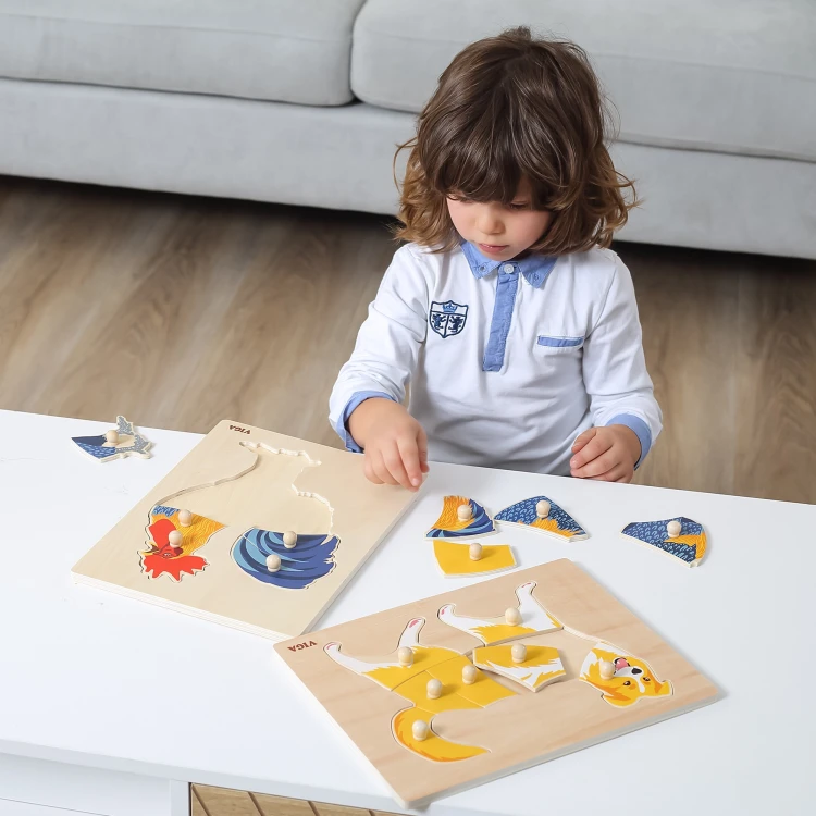 Plansza z otworami i pinezkami z puzzli Montessori VIGA — układanie wspiera precyzję dłoni i naukę kolorów