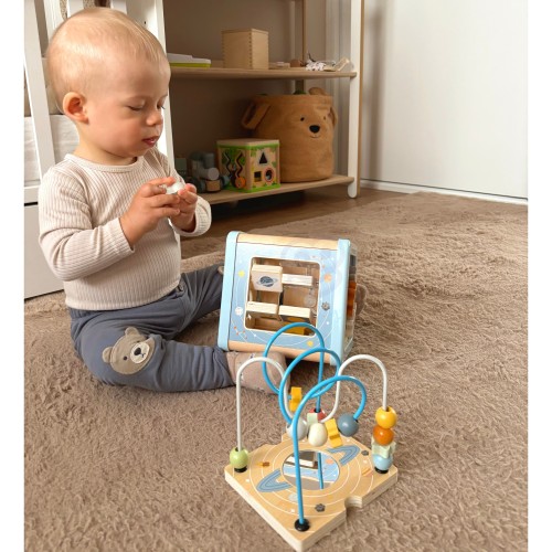 TOOKY TOY — detal labiryntu z koralikami i kolorowymi szynami na górnej ściance kostki