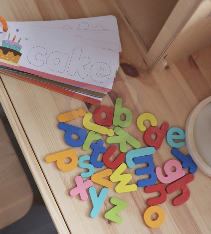 Ułożone słowo z puzzli Alfabetu TOOKY TOY — pokaz zestawu do nauki literek i słów