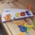 Pudełko i segregatory zestawu TOOKY TOY Puzzle Alfabet — wygodne przechowywanie elementów