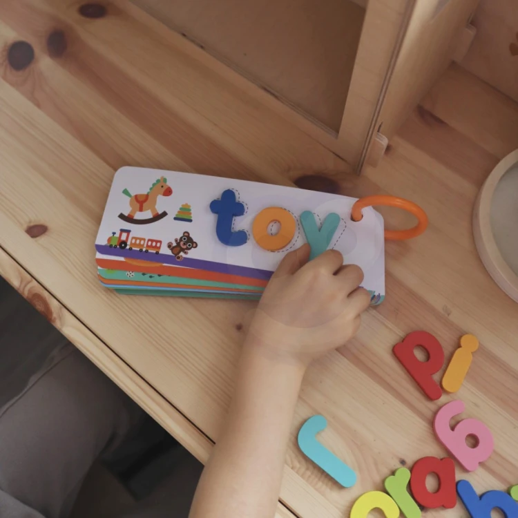 Karty z ilustracjami i instrukcja zestawu TOOKY TOY — detal kart do nauki słów i liter