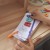 Dziecko układa literki z puzzli TOOKY TOY — scena zabawy edukacyjnej z drewnianymi elementami
