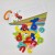 Widok z góry na rozłożone elementy Puzzle Alfabet TOOKY TOY — jasne kolory i czytelne grafiki