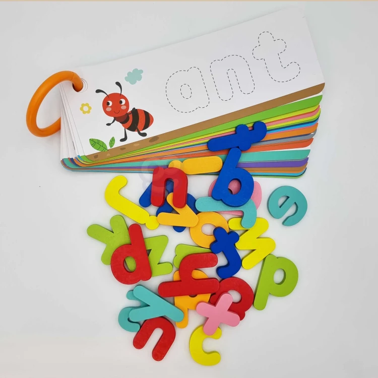 Widok z góry na rozłożone elementy Puzzle Alfabet TOOKY TOY — jasne kolory i czytelne grafiki