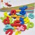 Grubość i jakość drewna puzzli TOOKY TOY — detal krawędzi i staranne wykończenie elementów