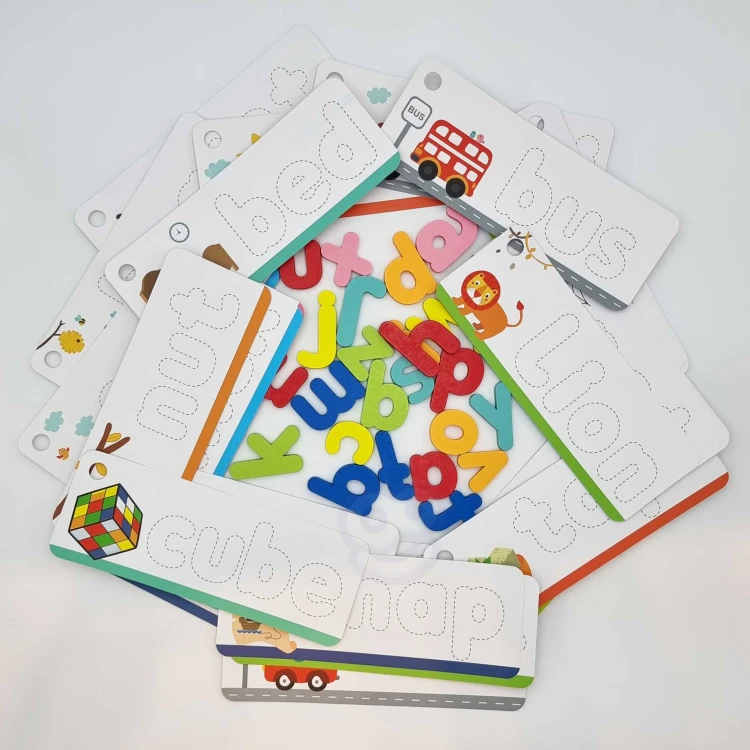 Elementy w stylu Montessori od TOOKY TOY — układanka rozwijająca poznawanie liter i słów