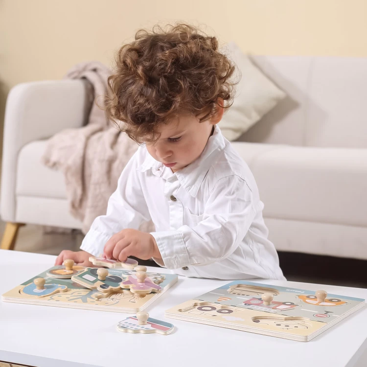 Detal: pinezka podczas wkładania w element puzzle — solidne mocowanie w drewnie VIGA PolarB