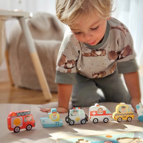 Zbliżenie na drewniane elementy pojazdów TOOKY TOY — kształty samochodu, samolotu i statku do układanki