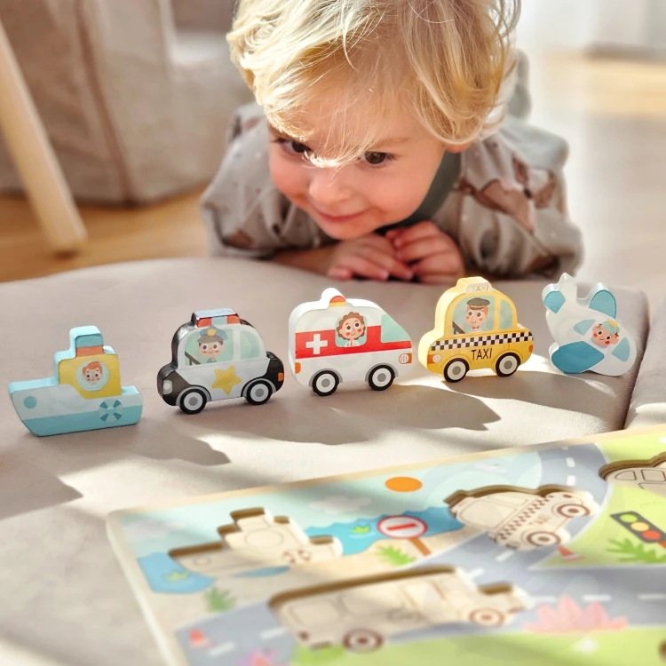 Kolorowe drewniane samochody i samolot ustawione na tle — elementy zestawu Montessori TOOKY TOY w zbliżeniu