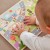Detale malowania drewnianych aut — jaskrawe kolory i krawędzie elementów w puzzlach TOOKY TOY widoczne z bliska