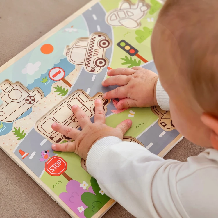 Detale malowania drewnianych aut — jaskrawe kolory i krawędzie elementów w puzzlach TOOKY TOY widoczne z bliska