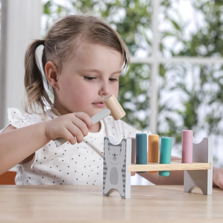 Ujęcie z góry pokazujące układ kolorowych kołków w ławeczce przebijance VIGA i możliwość zabawy Montessori