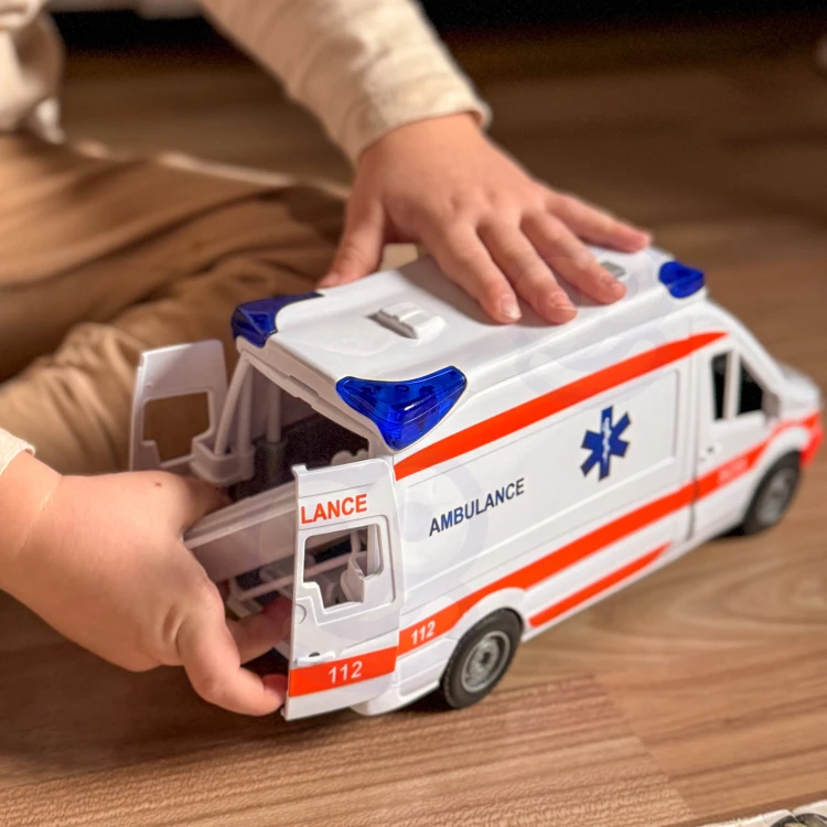 Tylne drzwi ambulansu WOOPIE otwarte, widoczna przestrzeń ładunkowa i mocowania noszy