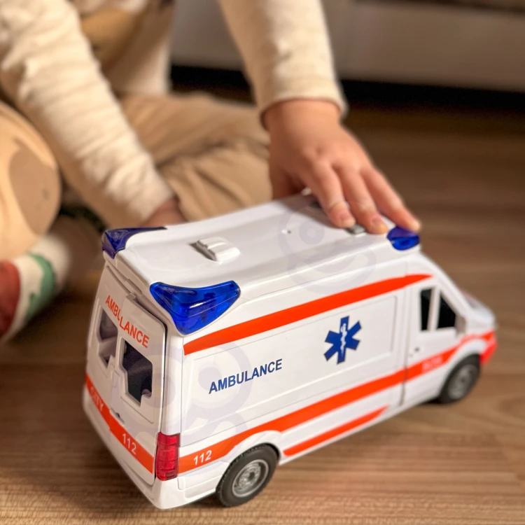Przód pojazdu ambulansu 48 — grill, reflektory i oznaczenia ratunkowe widoczne z bliska