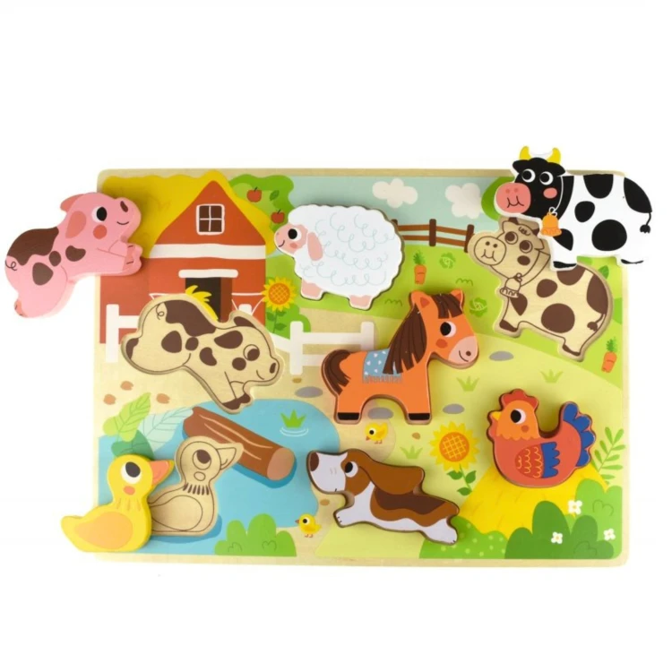 Zbliżenie drewnianych figurek z farmy — kolorowe zwierzątka pasujące do puzzli Montessori TOOKY TOY