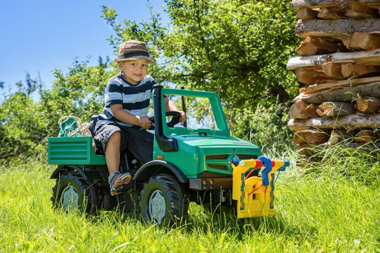Zestaw Rolly Toys RollyUnimog przedstawiony z boku i w skali, widoczna konstrukcja ramy i montaż elementów