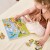 Dziecko układa puzzle VIGA — zabawa dźwiękami i dopasowywanie egzotycznych zwierząt