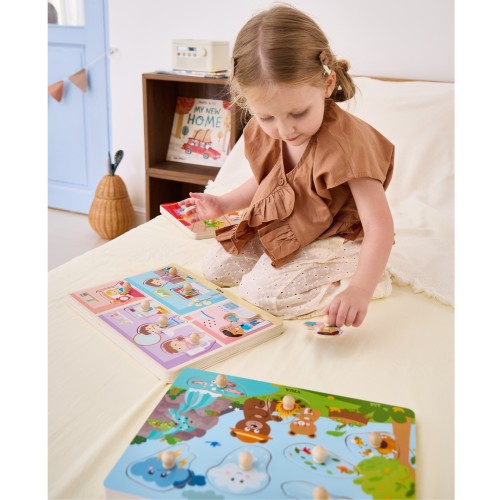 Widok z góry na puzzle dźwiękowe VIGA — poukładane elementy z ilustracjami zwierząt i roślin