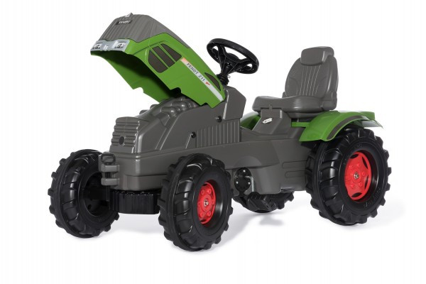 Zbliżenie na przednie koła traktora Fendt 211 Rolly Toys — widoczne bieżniki i detal zawieszenia