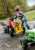 Zbliżenie na przyczepę traktora Rolly Toys RollyJunior — uchwyt i mocne koła z widocznym zawieszeniem