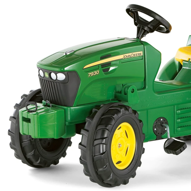Detale kierownicy i imitacji licznika w traktorze John Deere FarmTrac — Rolly Toys, zbliżenie na elementy sterujące