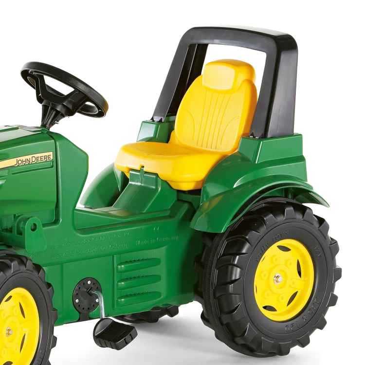 Tylny plan traktora na pedały Rolly Toys John Deere — skrzynia ładunkowa i mocne tylne koła uchwycone z tyłu