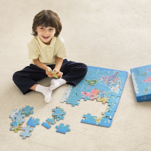 Zbliżenie na elementy puzzli CLASSIC WORLD — wyraźne kontury krajów i żywe, kontrastowe kolory