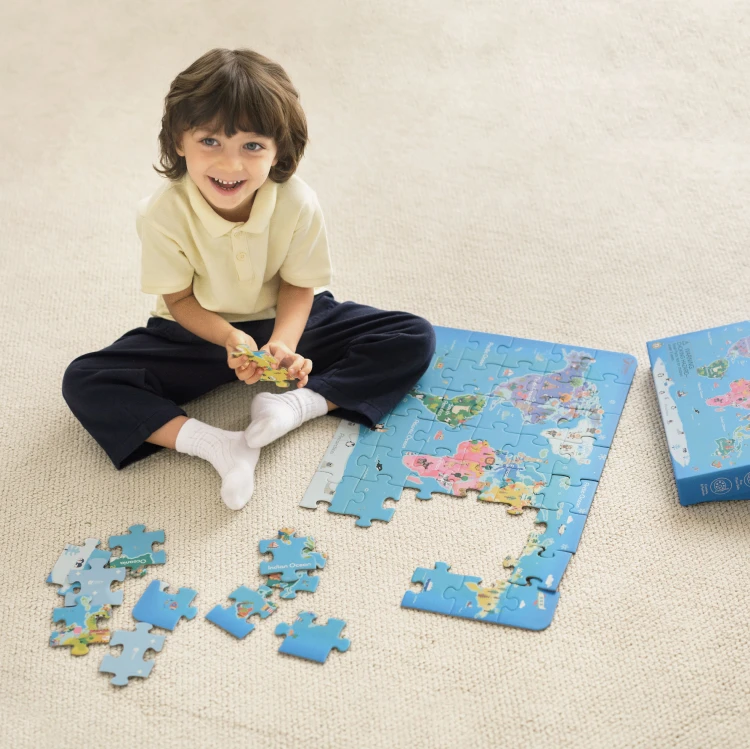 Zbliżenie na elementy puzzli CLASSIC WORLD — wyraźne kontury krajów i żywe, kontrastowe kolory