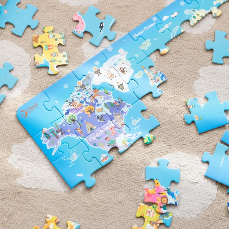 Widok z boku rozłożonych puzzli CLASSIC WORLD — kontrast mórz i konturów państw na krawędziach