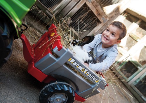 Zbliżenie na mechanizm otwierania burt przyczepy Rolly Toys — widoczne zawiasy i zabezpieczenia do przewozu ładunków