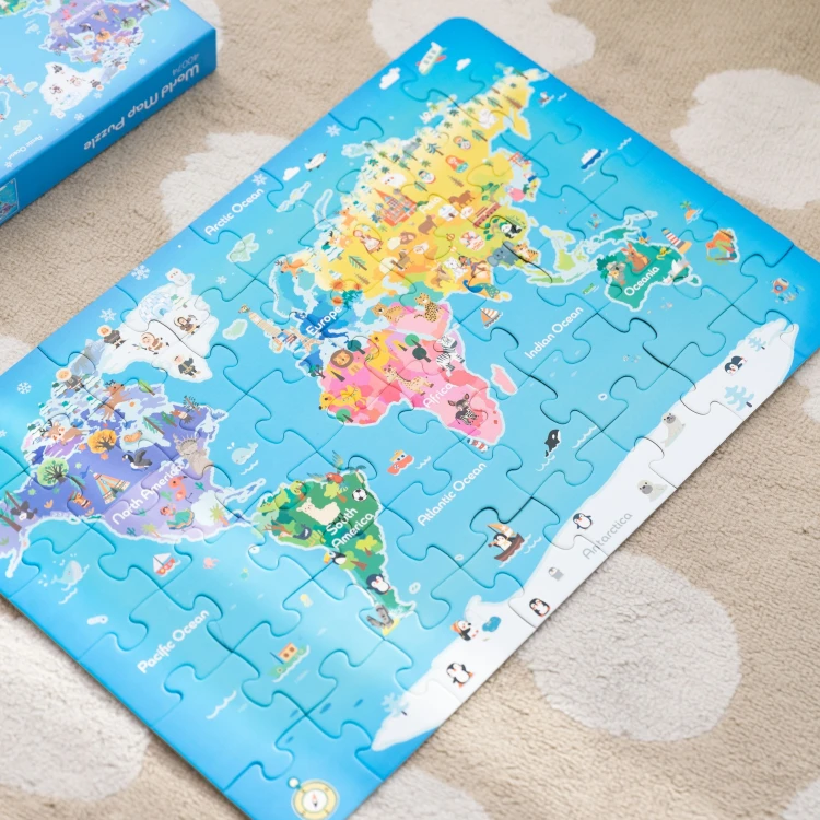 Kadr pokazujący rozrzucone elementy Puzzle Mapa Świata 50 — różnorodność kształtów i barw fragmentów