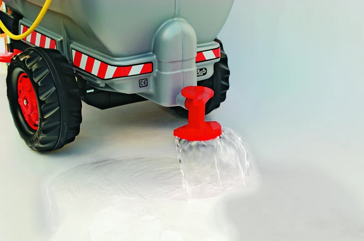 Zbliżenie na pompkę i dyszę rozpyłacza rollyTrailer Rolly Toys — mechanizm pompowania i przewody