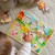 Zbliżenie na pinezki i drewniane elementy — detale kolorów i wykończenia w puzzlach WOOPIE GREEN