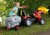 Przyczepa cysterna Rolly Toys w scenie zabawy — koła, podwozie i sposób montażu do jeździka lub traktorka