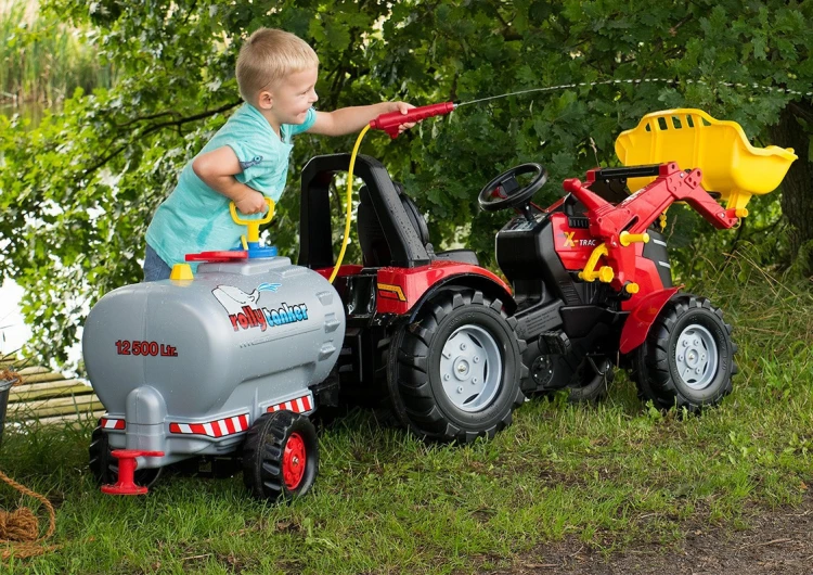 Przyczepa cysterna Rolly Toys w scenie zabawy — koła, podwozie i sposób montażu do jeździka lub traktorka