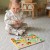 Detale wykończenia drewna i bezpiecznych krawędzi — zbliżenie na fakturę elementów Drewnianych Puzzle Montessori