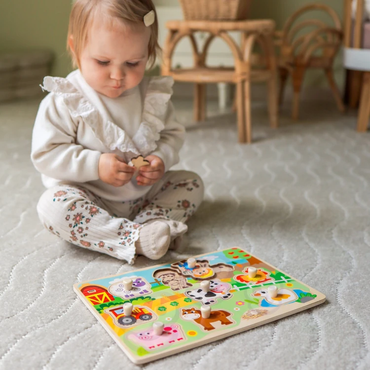 Detale wykończenia drewna i bezpiecznych krawędzi — zbliżenie na fakturę elementów Drewnianych Puzzle Montessori