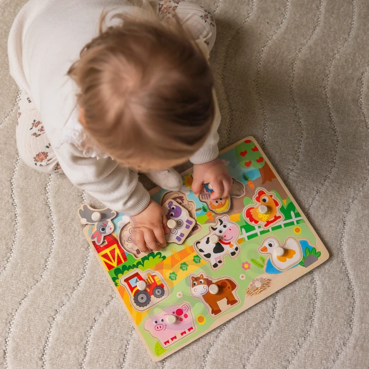 Puzzle WOOPIE GREEN ułożone w scenę farmy — kompletne elementy pokazane na jasnym tle