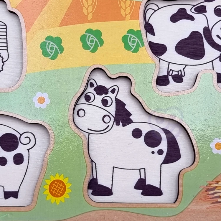 Zbliżenie na krawędzie i lakierowane powierzchnie elementów — jakość wykonania puzzli WOOPIE GREEN