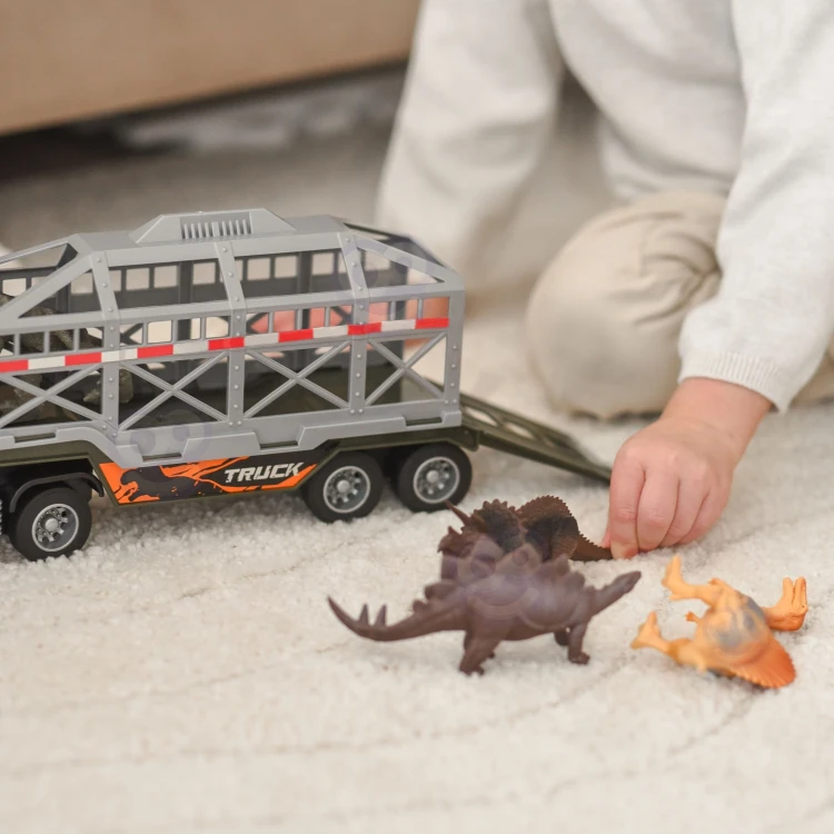 Tylna rampa otwarta w transporterze WOOPIE — platforma ładunkowa gotowa na figurkę dinozaura