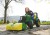 Zamiatarka Rolly Toys — widok boczny ukazujący koła, mechanizm szczotki i podwozie z logo John Deere