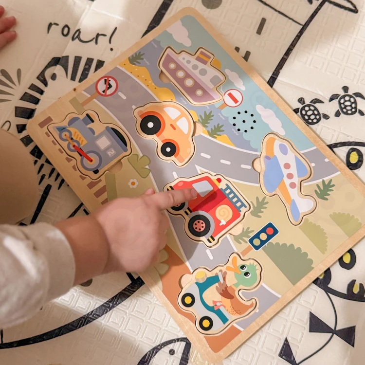 Drewniane Interaktywne Puzzle Pojazdy TOOKY TOY — szeroki widok planszy z kolorowymi pojazdami i ramą