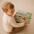 Spód drewnianej planszy z wycięciami na figury — konstrukcja puzzli pojazdów TOOKY TOY widoczna z bliska