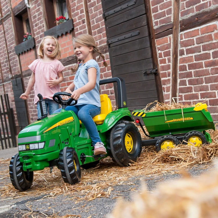 Zbliżenie na oś i koła przyczepy Rolly Toys — trwałe ogumienie i mocowania widoczne z bliska