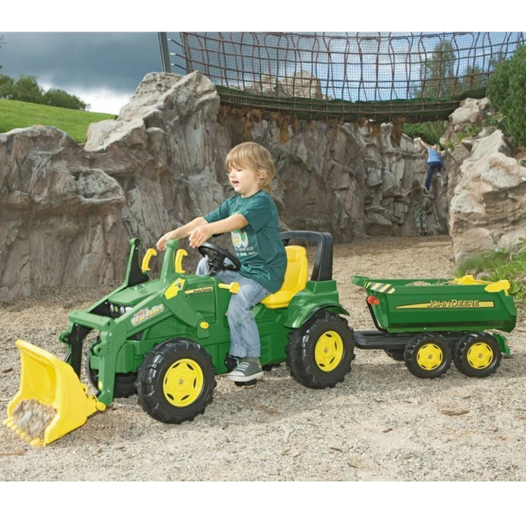 Kompozycja z dużej perspektywy: przyczepa Rolly Toys RollyHalfpipe John Deere w naturalnym otoczeniu
