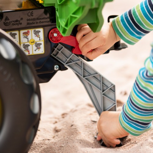 Zbliżenie na doczepianą łyżkę koparki RollyBackhoe Rolly Toys — detal mechanizmu i zaczepu