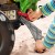 Zbliżenie na doczepianą łyżkę koparki RollyBackhoe Rolly Toys — detal mechanizmu i zaczepu