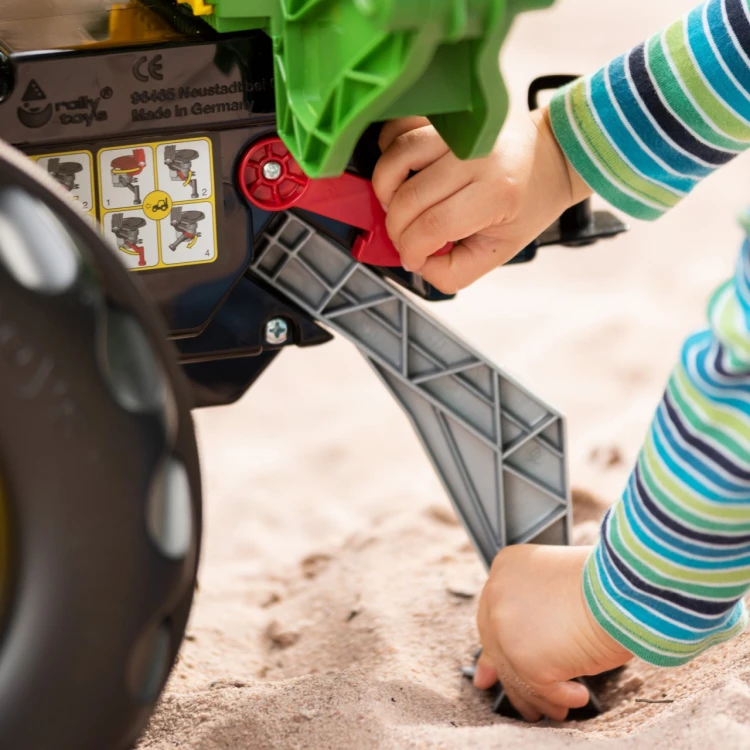Zbliżenie na doczepianą łyżkę koparki RollyBackhoe Rolly Toys — detal mechanizmu i zaczepu